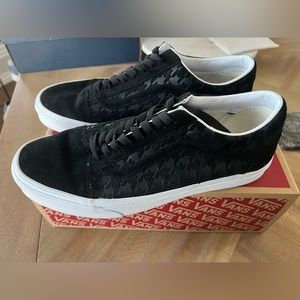 Old Skool
(Houndstoothembs)BIktrwht
VNOA38G19XA